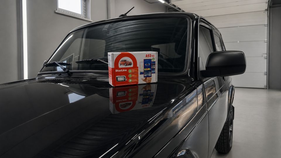 Автомобиль и комплект охранной системы с автозапуском