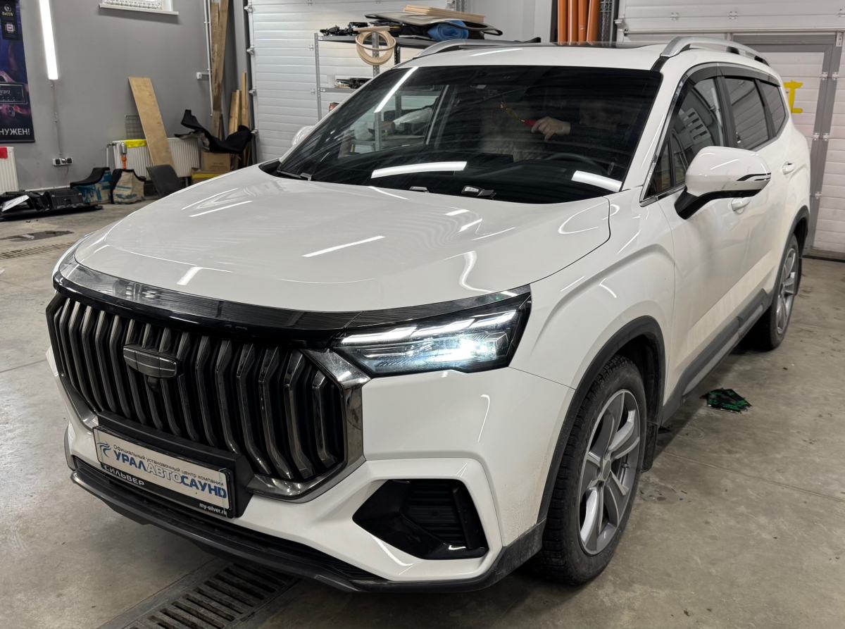 Скрытая установка автозвука в Geely Okavango