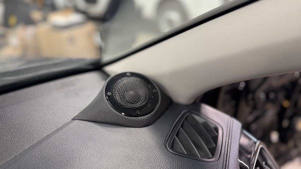 Изготовление подиумов и установка акустики в Kia Ceed