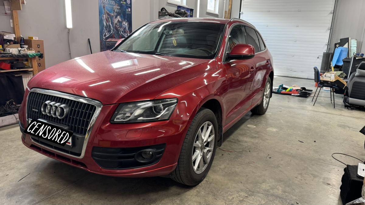 Скрытая аудиосистема в штатных местах Audi Q5