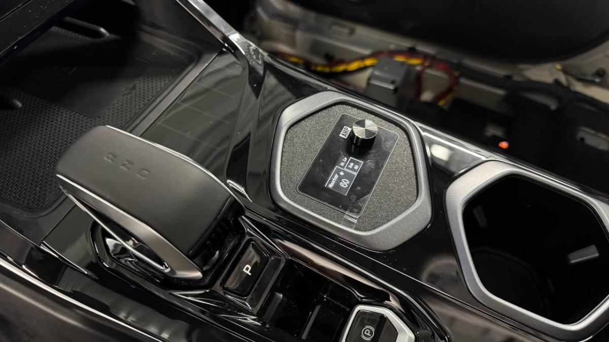 Установка автозвука в Geely Atlas 2026