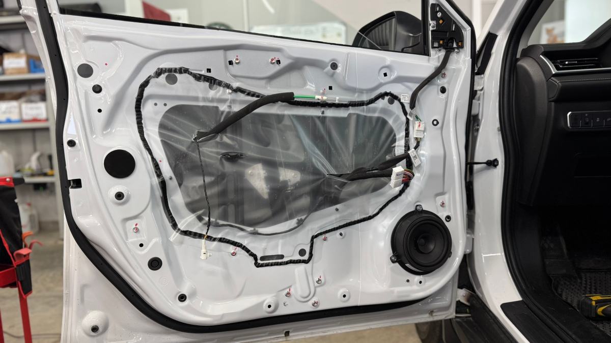 Установка акустики и процессорного усилителя в Haval M6